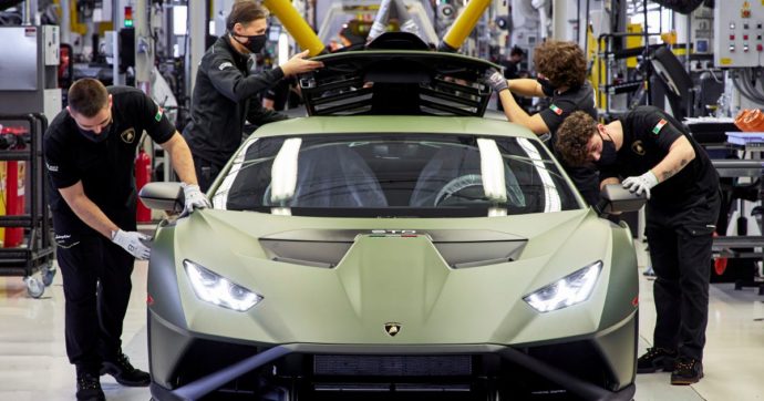 Copertina di Lamborghini, la strada verso l’elettrificazione costa 1,5 miliardi