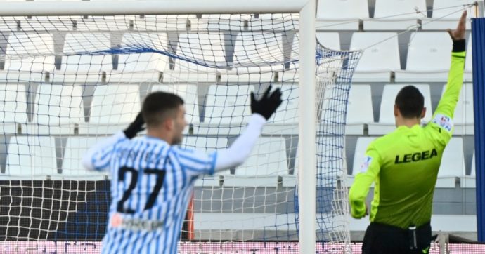 Copertina di Calcio, sospesi sette arbitri di Serie A e B: “Gonfiati i rimborsi per trasferte e tamponi”