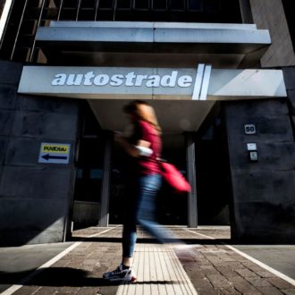 Copertina di Inchiesta Autostrade, i profitti in tasca e le manutenzioni al palo: “Le tariffe se le sono già magnate tutte”