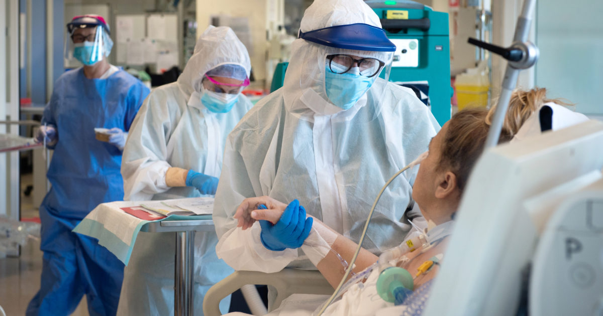 Covid, più contagi più ricoveri e morti di un anno fa? L’epidemiologo dell’Iss: “La variante Delta tre volte più trasmissibile. Il vaccino sta contenendo le infezioni: senza avremmo chiuso tutto”