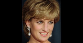 Copertina di Intervista a Diana ottenuta grazie a documenti falsi, l’ex direttore della Bbc si dimette dalla presidenza della National Gallery