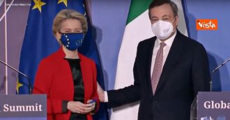 Copertina di Draghi e la foto con Von der Leyen senza mascherina: “Ancora no, tra un paio di mesi dai…”