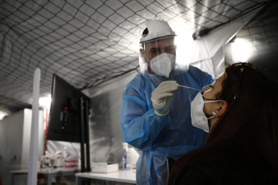 Covid, il numero dei test si abbassa proprio quando servirebbe il tracciamento. Locatelli: “Non ripetiamo gli errori della scorsa estate”