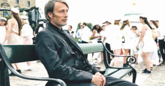 Copertina di “Un altro giro” è l’inno all’alcool, pure se c’è il morto