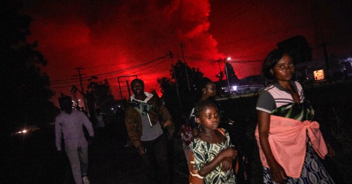 Si è svegliato il vulcano Nyiragongo, uno dei più pericolosi del mondo: migliaia in fuga
