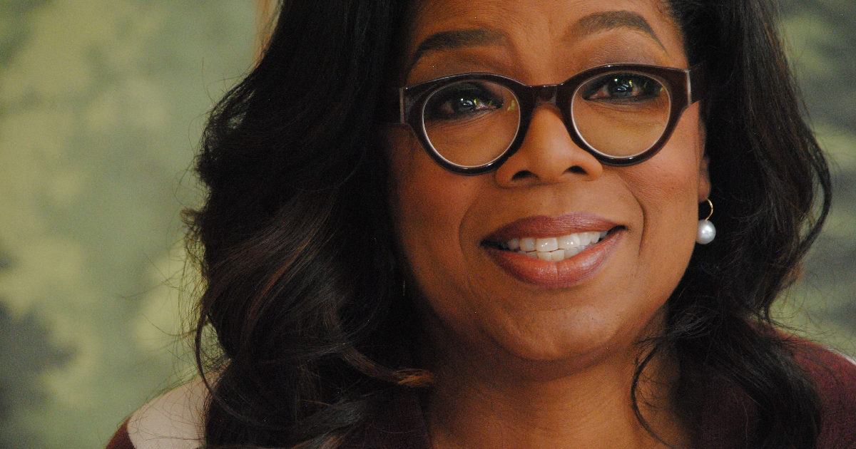 Oprah Winfrey in lacrime in tv: “Stuprata più volte dai miei famigliari, la prima violenza a 9 anni. A 14 sono rimasta incinta”