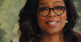 Copertina di Oprah Winfrey in lacrime in tv: “Stuprata più volte dai miei famigliari, la prima violenza a 9 anni. A 14 sono rimasta incinta”