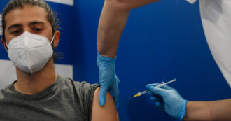 Copertina di Vaccini, Iss: “Per chi ha ricevuto due dosi il rischio di morire per Covid è più basso del 97% rispetto ai non immunizzati”