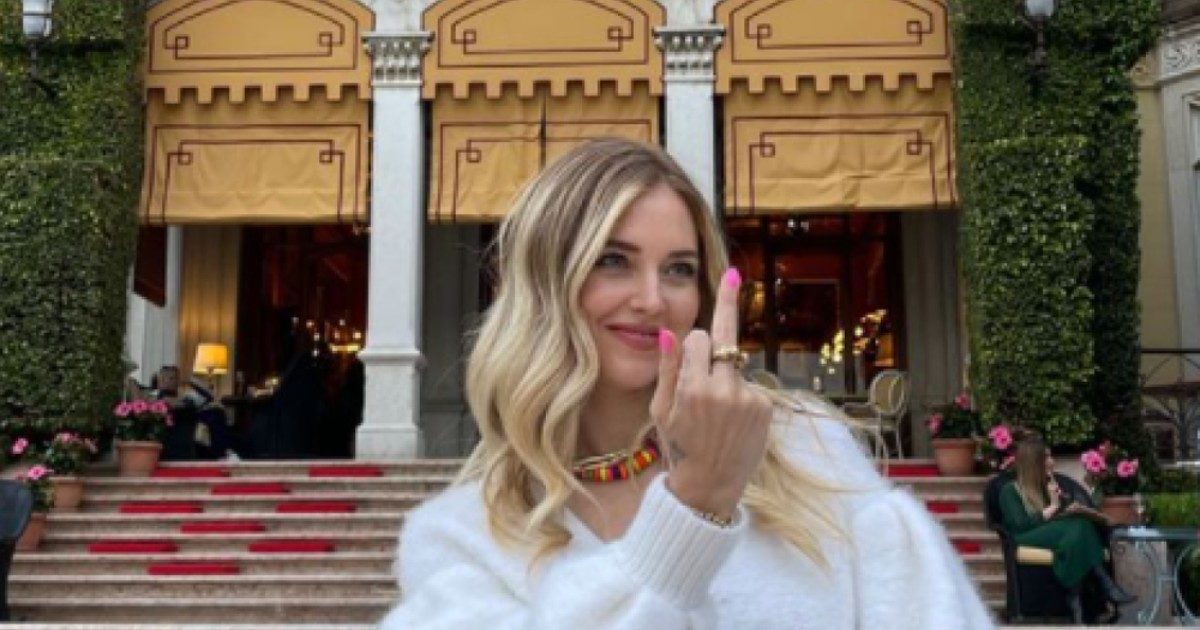 Chiara Ferragni mostra il dito medio alzato dopo la vittoria dei Maneskin all’Eurovision: ecco a chi è dedicato lo scatto