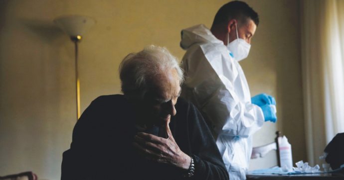 Copertina di Infermieri a casa per immunizzare gli anziani che ancora mancano