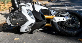 Copertina di Mamma muore in moto mentre fa un giro commemorativo per il figlio morto in un incidente motociclistico
