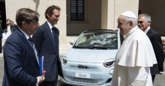 Copertina di Papa Francesco riceve in udienza Stellantis e gli viene mostrata la nuova Fiat 500 elettrica