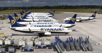 Copertina di Enac multa Ryanair: “Continua a imporre sovrapprezzo per dare ai loro accompagnatori un posto vicino a un minore o disabile”