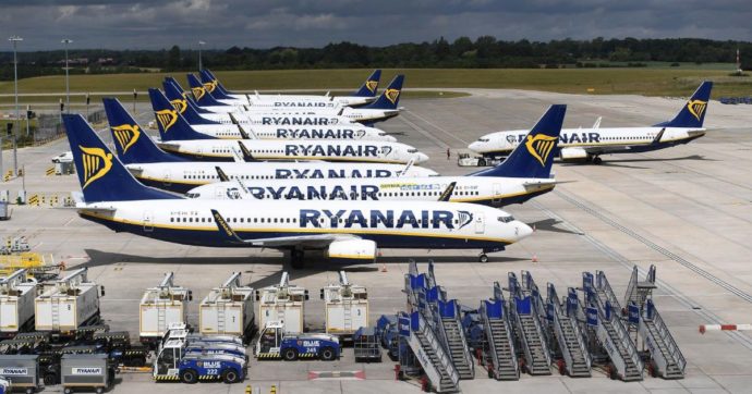 Enac multa Ryanair: “Continua a imporre sovrapprezzo per dare ai loro accompagnatori un posto vicino a un minore o disabile”