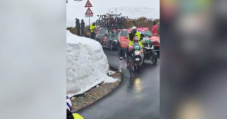 Copertina di Giro d’Italia, la diretta tv salta per il maltempo ma lui si improvvisa reporter e copre l’ascesa del passo Giau per la felicità dei tifosi – Video