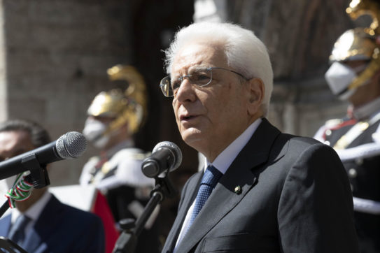 Il Fatto di domani. Lo dice persino Mattarella: attenti, cari Migliori, prima l’ambiente poi l’economia. Covid, come importare il virus e passare inosservati