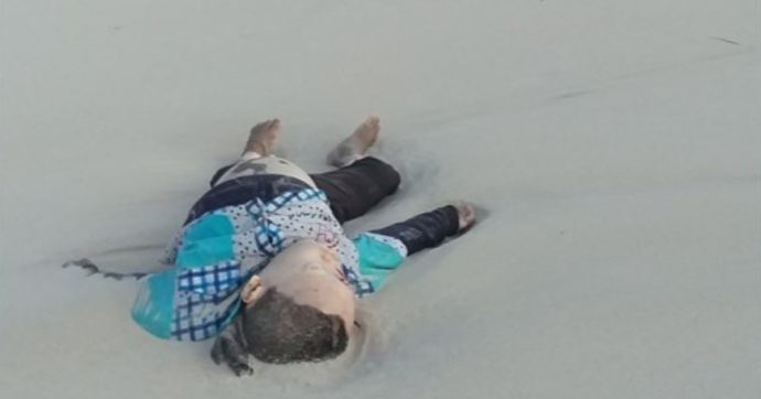 Donne e bimbi morti abbandonati su spiagge libiche: le foto del fondatore di Open Arms per denunciare la strage dei migranti