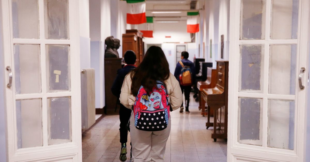Scuola, il governo Draghi passa dalla proposta di lezioni anche d’estate ad anticipare tutti gli scrutini: presidi e sindacati contro Bianchi