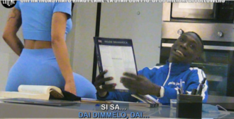 Copertina di Khaby Lame, l’italiano più seguito in assoluto su Tik Tok alle prese con le proposte sexy della figlia di un professore. Ma è uno scherzo de Le Iene