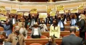 Copertina di Vitalizi, protesta M5s in Aula al Senato: i portavoce mostrano cartelli “stop vitalizi” e urlano “vergogna”