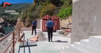 Copertina di Palermo, terrazza in cemento costruita di fronte ai Faraglioni di Cefalù: 9 denunciati. Ecco il cantiere sequestrato – Video