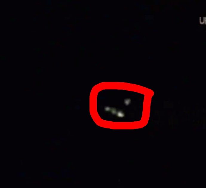 Ufo, durante la diretta dalla Stazione Spaziale si vedono quattro luci inquietanti: “È una navicella aliena, sono gli alieni al 100%”