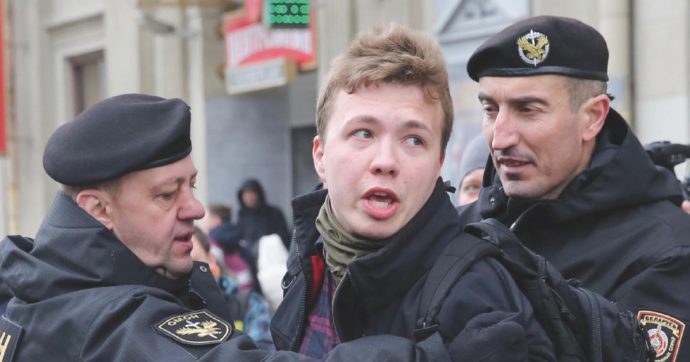 Protasevich, oltre al sequestro il regime mostra la “confessione”