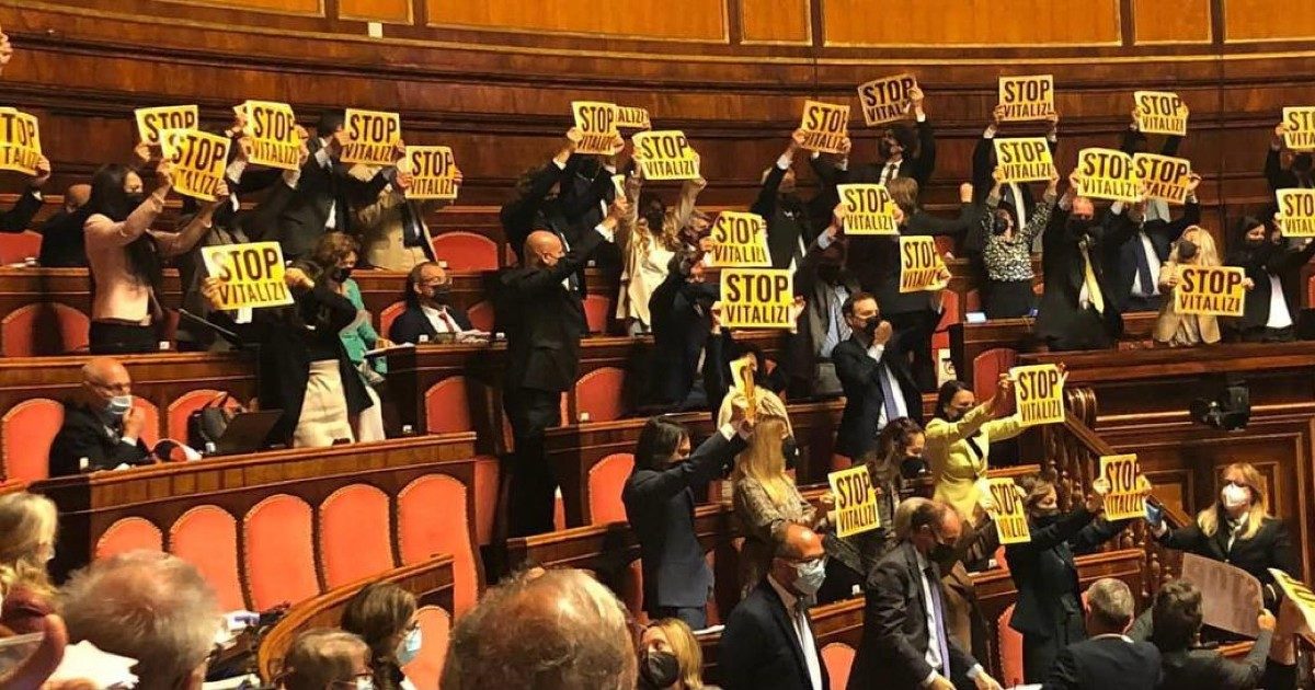 Vitalizi a condannati, il Senato sceglie la farsa: invece di ripristinare lo stop approva tutte le mozioni. Anche quelle di Lega e Forza Italia, che l’hanno restituito a Formigoni