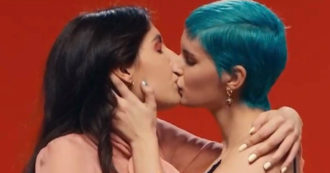 Copertina di Russia censura lo spot di Dolce e Gabbana: “Rifiutano i valori della famiglia e propagandano relazioni sessuali non tradizionali”