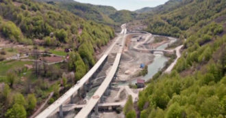 Copertina di Montenegro, 90 gallerie e 40 ponti: l’autostrada da un miliardo di dollari rischia di portare verso il nulla – Video