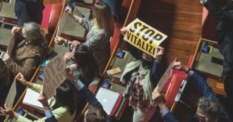 Copertina di Farsa in Senato: sì unanime contro i vitalizi