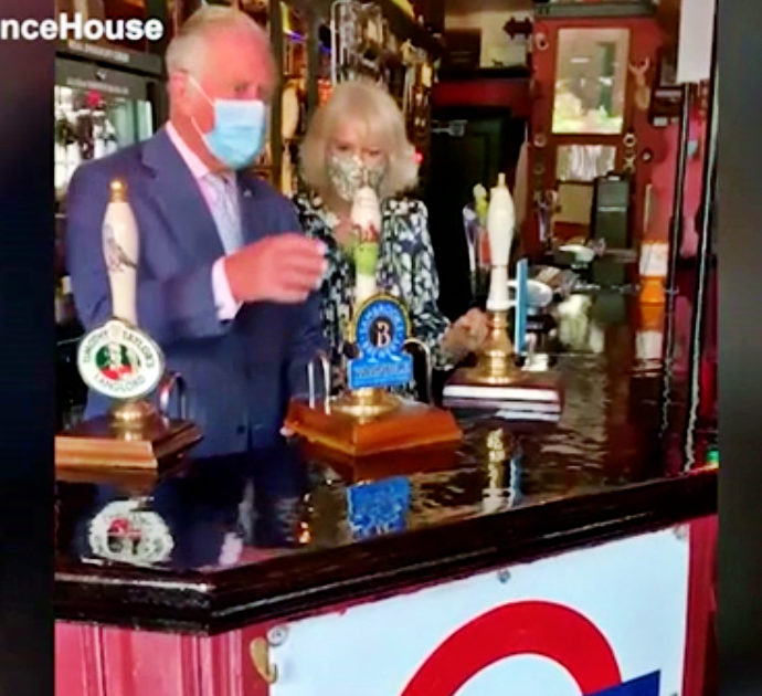 Il principe Carlo al pub con Camilla spilla e beve un boccale di birra – Video