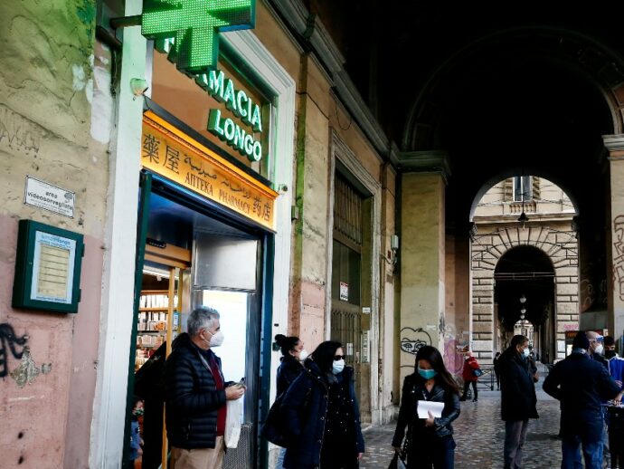 Dai vaccini ai test, le farmacie come presidi territoriali in supporto al Ssn: ecco tutti i servizi che possono fornire