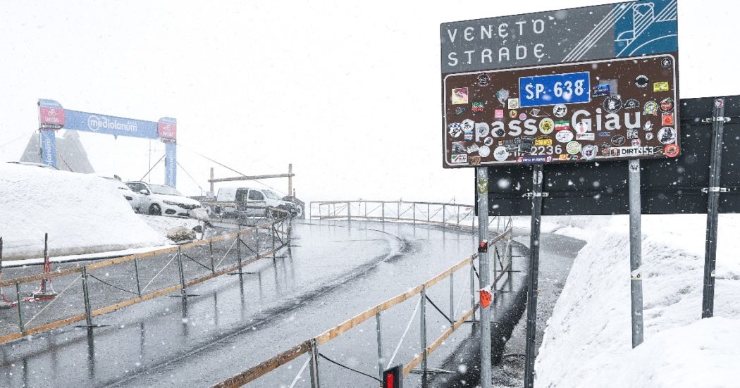 Giro d’Italia, anche quest’anno è saltato il tappone alpino. Il direttore Vegni: “Attenzione per certi versi esasperata su sicurezza dei corridori”