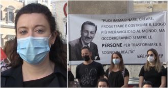 Copertina di Chiudono i 14 Disney Store in Italia, i lavoratori protestano a Roma: “Una doccia fredda, non era un negozio era una famiglia”