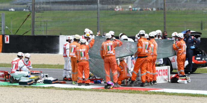 Moto3, gravissimo incidente al Mugello: Dupasquier travolto dalla moto di Sasaki