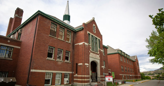 Canada, resti di 215 bambini seppelliti in una scuola residenziale. Il premier Trudeau: “Capitolo vergognoso della nostra storia”