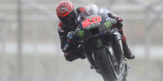 Copertina di Fabio Quartararo domina a Silverstone e allunga nel Mondiale. È festa Aprilia per il primo podio nell’era MotoGp, Rossi 18esimo