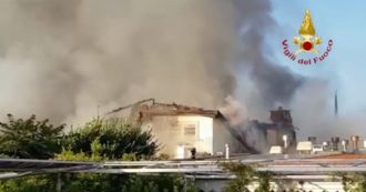 Copertina di Forte dei Marmi, incendio devastante in uno stabilimento balneare: il video dell’intervento dei vigili del fuoco