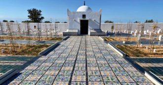 Copertina di Tunisia, un cimitero per i migranti morti in mare. L’idea di un artista algerino: ‘Jardin de l’Afrique darà dignità a vittime dell’Occidente’