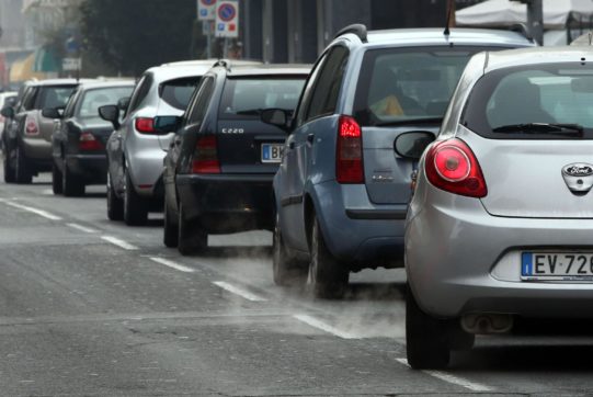 Copertina di Il biossido di azoto dei veicoli diesel uccide ancora troppo: i dati terrificanti di Roma e Milano