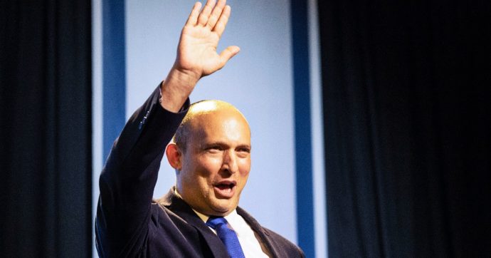 Israele, accordo Bennett-Lapid: nasce l’esecutivo anti-Netanyahu. Bibi fuori dal governo dopo 12 anni: “È la truffa del secolo”