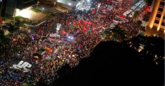 Copertina di Brasile, proteste in quasi 200 città contro la gestione del Covid da parte di Bolsonaro: decine di migliaia di persone in piazza