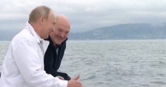 Copertina di Putin e Lukashenko, gita in barca per suggellare l’alleanza dopo le proteste internazionali seguite al dirottamento del volo Ryanair
