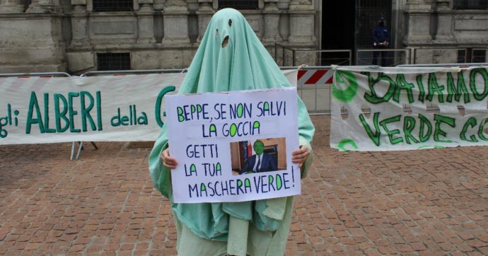 Milano, comitati e ambientalisti contro la ‘bonifica distruttiva’ del bosco della Goccia di Bovisa: “Vogliono raderlo al suolo”