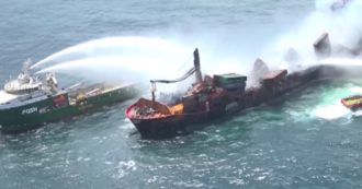 Copertina di Cargo in fiamme in Sri Lanka, le immagini della nave che brucia da oltre 10 giorni – Video
