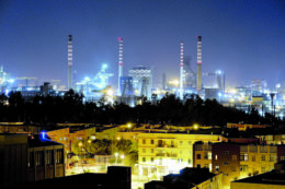 Copertina di Dopo la sentenza Ilva, l’ira dei comitati: “Lo Stato condanna, produce, inquina, assolve, uccide”