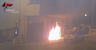 Copertina di Reggio Calabria, gli incendiano la saracinesca della tabaccheria perché non vuole venderla: due arresti per tentata estorsione – Video