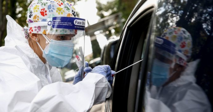 Coronavirus, i dati: 7.826 nuovi casi e 45 morti. In aumento intensive e ricoveri ordinari. La Sicilia in zona gialla da lunedì 30 agosto