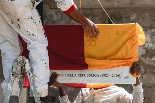 Roma, la targa ‘Azelio’ diventa un caso: salta l’inaugurazione di largo Ciampi. Raggi si scusa. Ferrara (M5S): “Complotto”